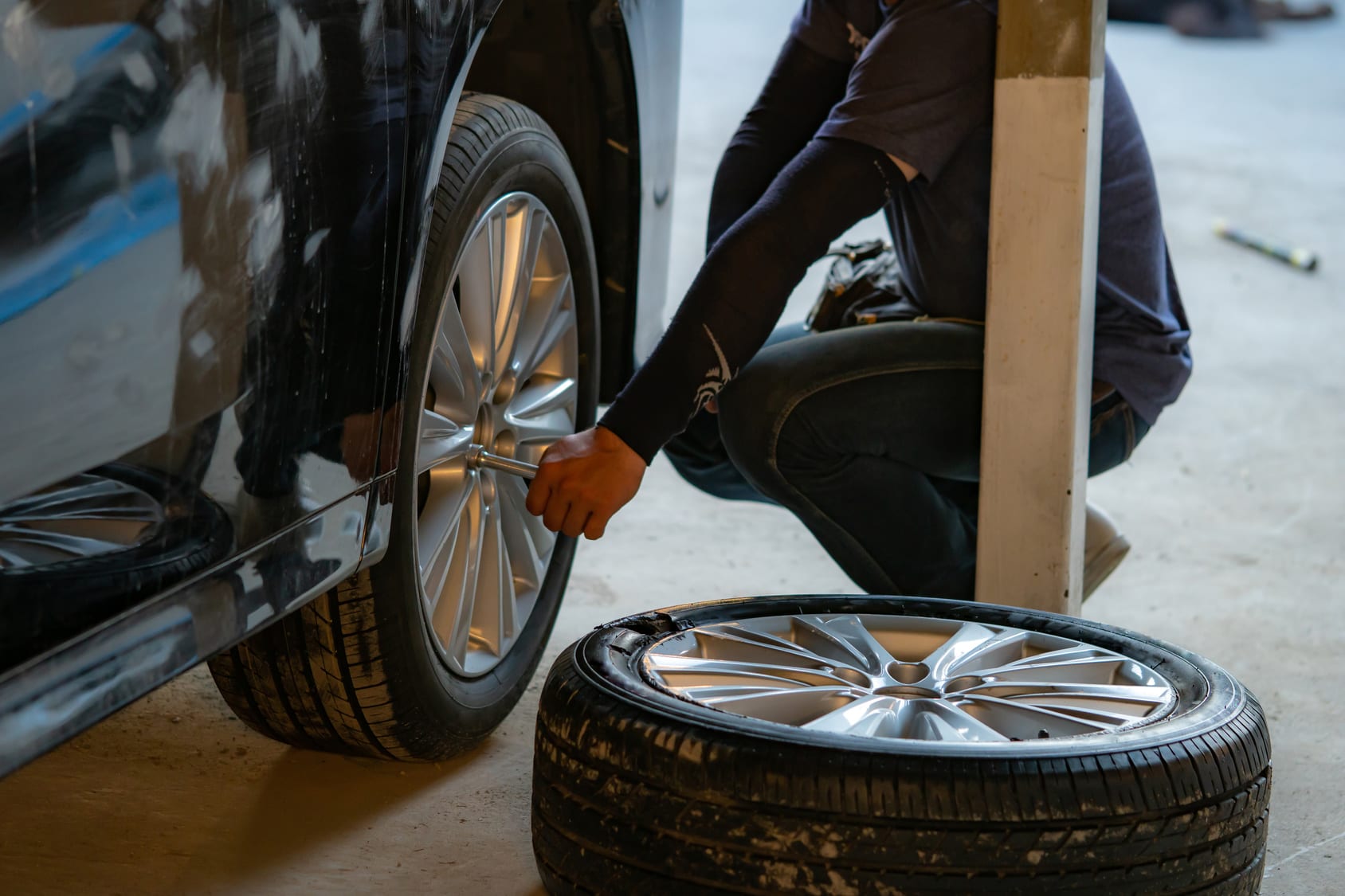 How to Safely Handle a Tire Blowout EINSURANCE How to Safely Handle a Tire Blowout EINSURANCE